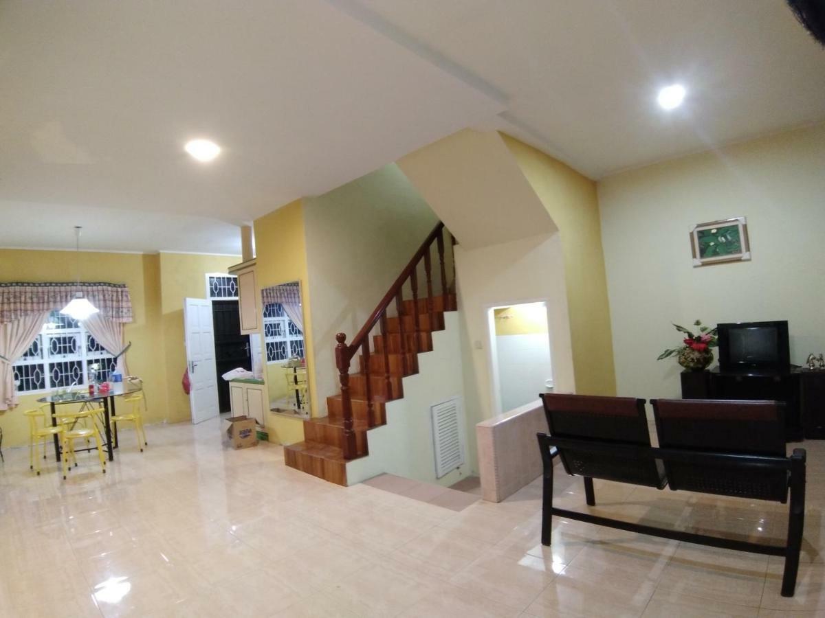 Villa Bukit Indah Brastagi / Берастаги Экстерьер фото